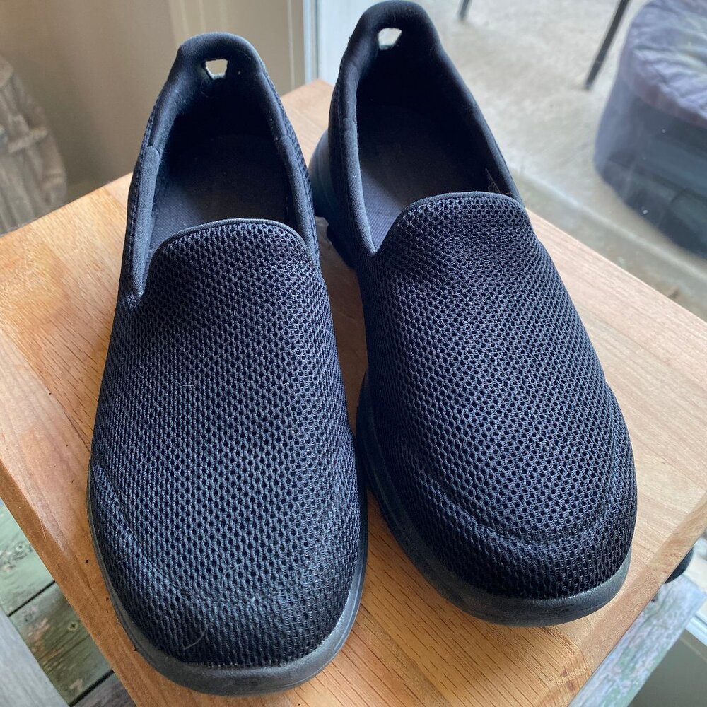 Skecher's women's black size 9 casual shoe